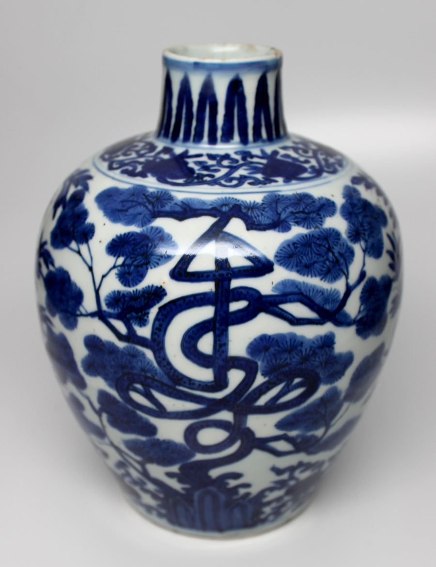 A Chinese blue and white Wanli period <br> vase earned $ 27,500.