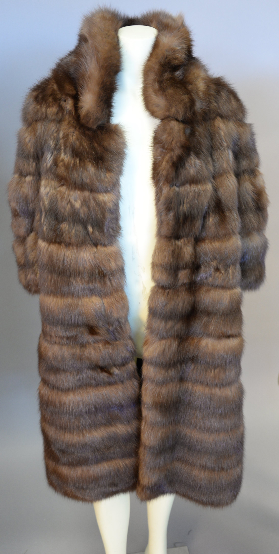 A Maximilian fur mink having 3/4 sleeves far outperformed its $ 100/200 estimate to fetch $ 2,250.