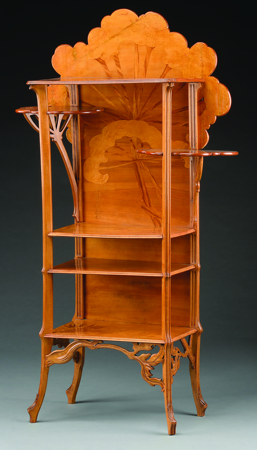 Some of the Galle furniture did not sell, but this circa 1900 signed Galle étagère brought $ 7,703. It had “Ombelle” floral decoration and marquetry and was 62½ inches tall and was illustrated in Alastair Duncan’s book on Galle furniture.