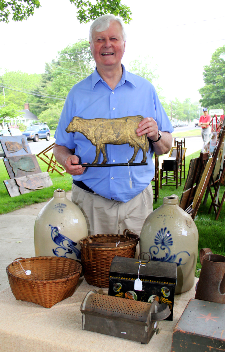 Fresh from Skinner’s sale of his personal collection, Killingworth, Conn., dealer Lewis Scranton was back to work, selling folk art from his regular spot under a large tree.