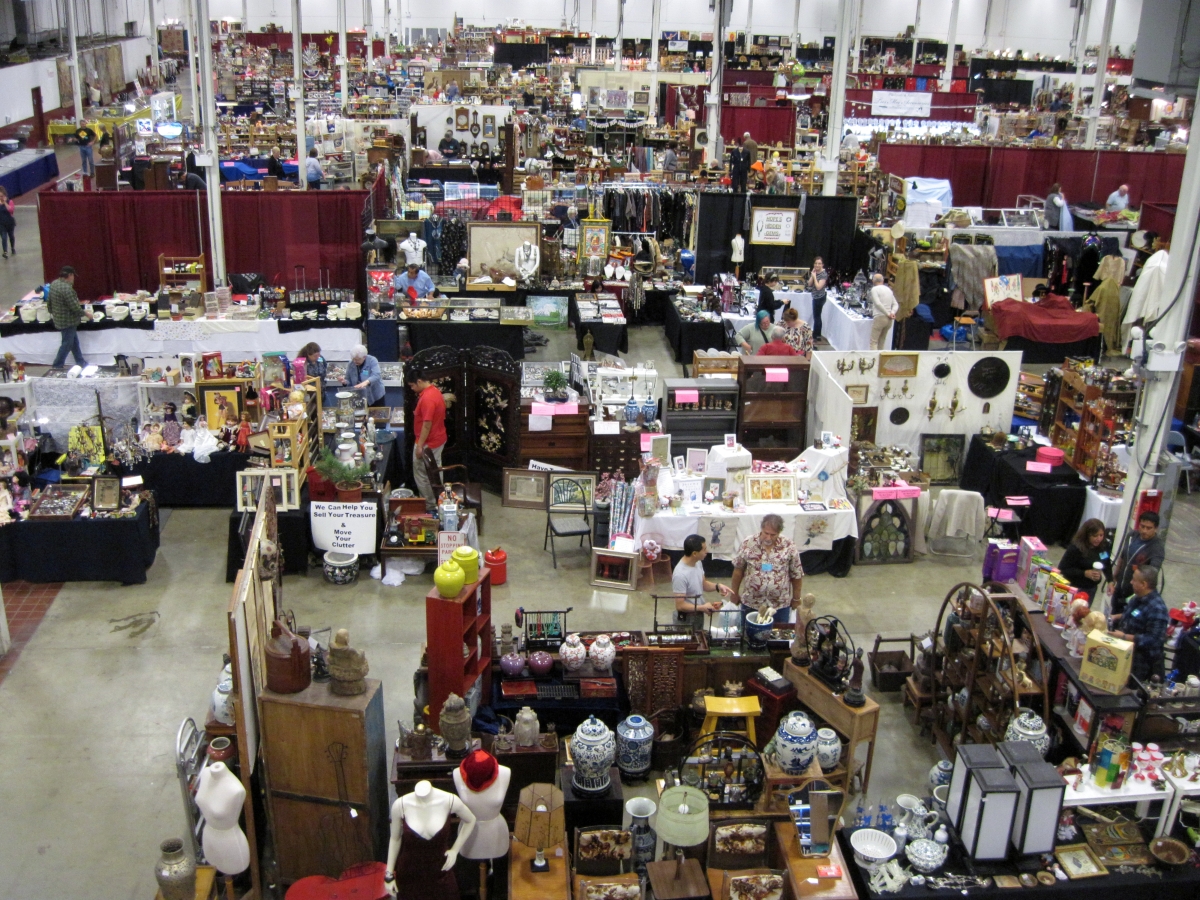 The one large room fits all 600 booths for the DC Big Flea Antiques Market, here just minutes before opening on Saturday morning.