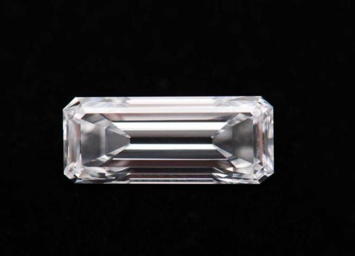 A client brought in a group of jewelry that she believed to be costume jewelry. Lucy Grogan, head of Grogan’s jewelry department realized that at least one piece was far from being “just costume jewelry.” She removed the diamond from its setting, sent it for G.I.A. certification, which determined that it weighed 4.37 carats, and they graded the diamond as D, IF, with no fluorescence. It sold for $122,000.