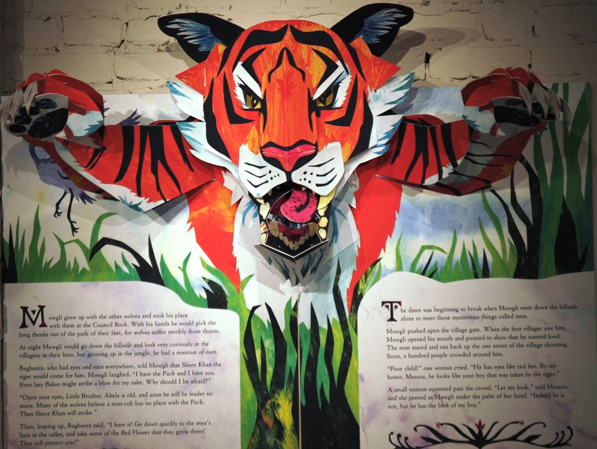 Reinhart, The Jungle Book Mowgli grew up with other wolves, Shere Khan the tiger (Oversized Pop-Up) (1)
