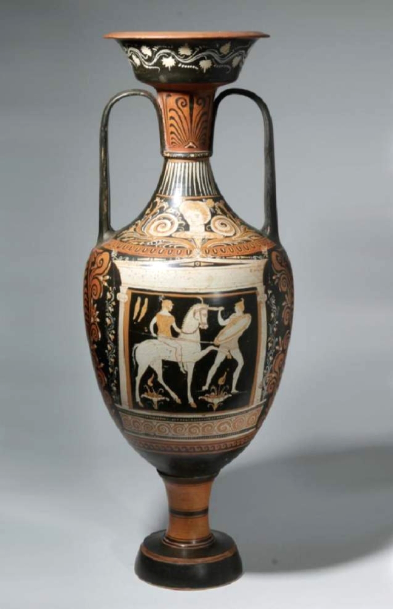 The top lot was this oversize Apulian (Magna Gaecia, southern Italy) red-figure amphora, 39 inches high, ex Royal Athena Gallery, New York, which finished at $43,020.