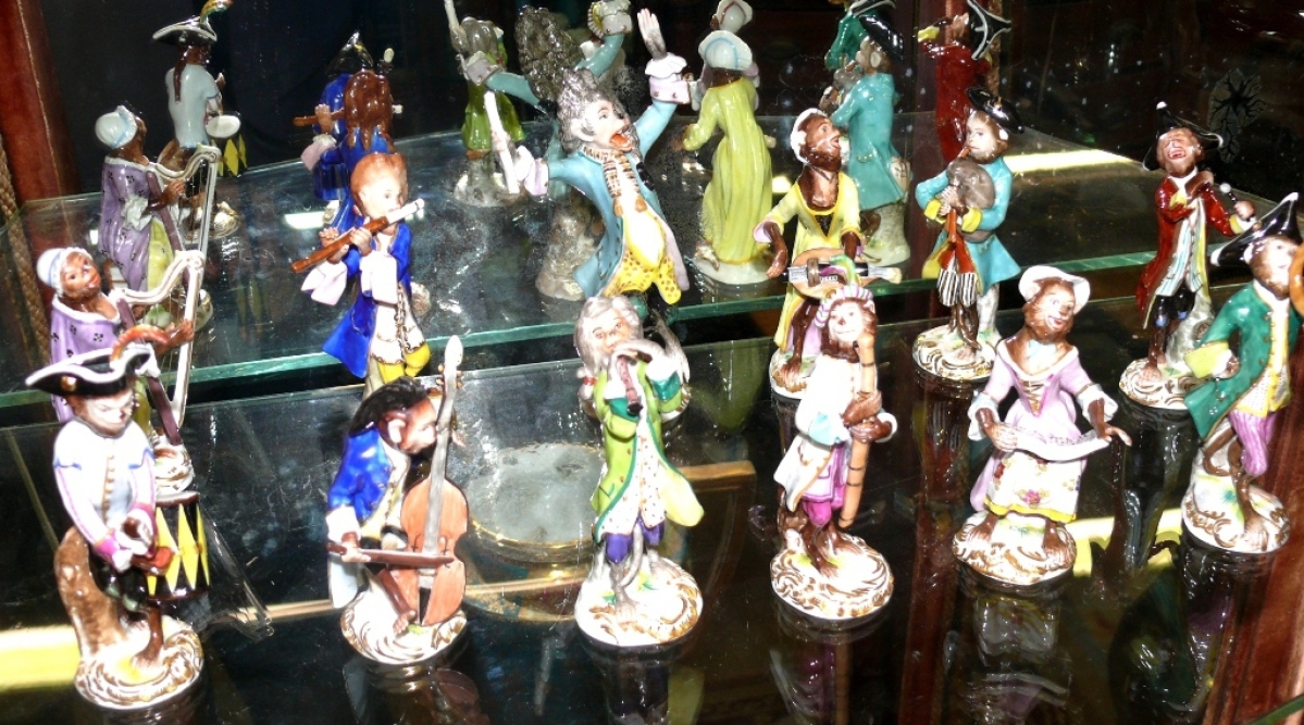 From the collection of Harvey Webber’s parents, this 16-piece Dresden monkey band sold for $1,620. Four of the pieces were damaged.