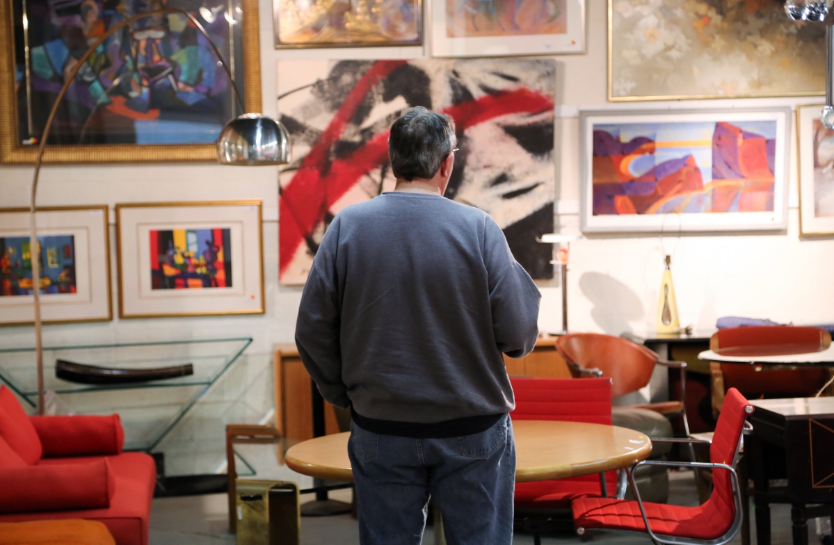 There was plenty of art to choose from in this sale. The abstract work directly in front of this previewer’s head was by Suzanne Clune and it was one of the top performers of the day, coming in at $2,400.