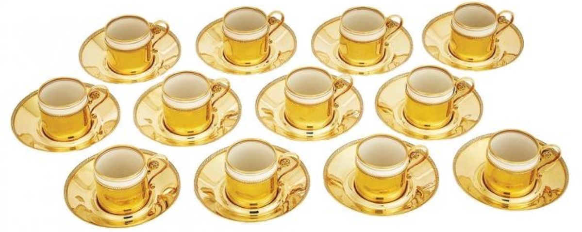 Selling above estimate were a Tiffany & Co. 18K gold demitasse set of 12 cups and saucers together with 12 George III silver-gilt teaspoons at $68,750.