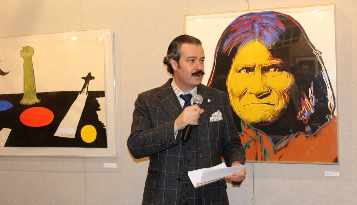 With works by Alexander Calder and Andy Warhol behind him, Nick Lowry thanks the evening’s guests for supporting and contributing to Swann Galleries’ successes over the years.