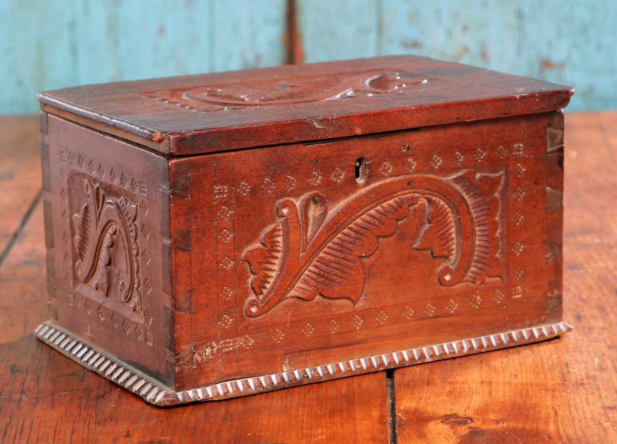 This circa 1825 box in the couple’s collection descended in the Sprague family of Washington and Guernsey Counties in Ohio. The maker may also have carved gunstocks. —Rob Manko photos