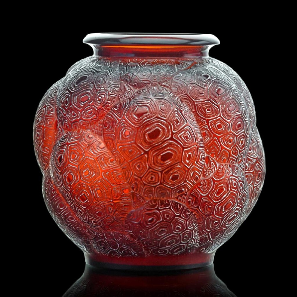 The top lot from the Solana Lalique collection, this Tortues vase featured a deep red amber with turtle shell forms bubbling out from the sides. It brought $25,000.