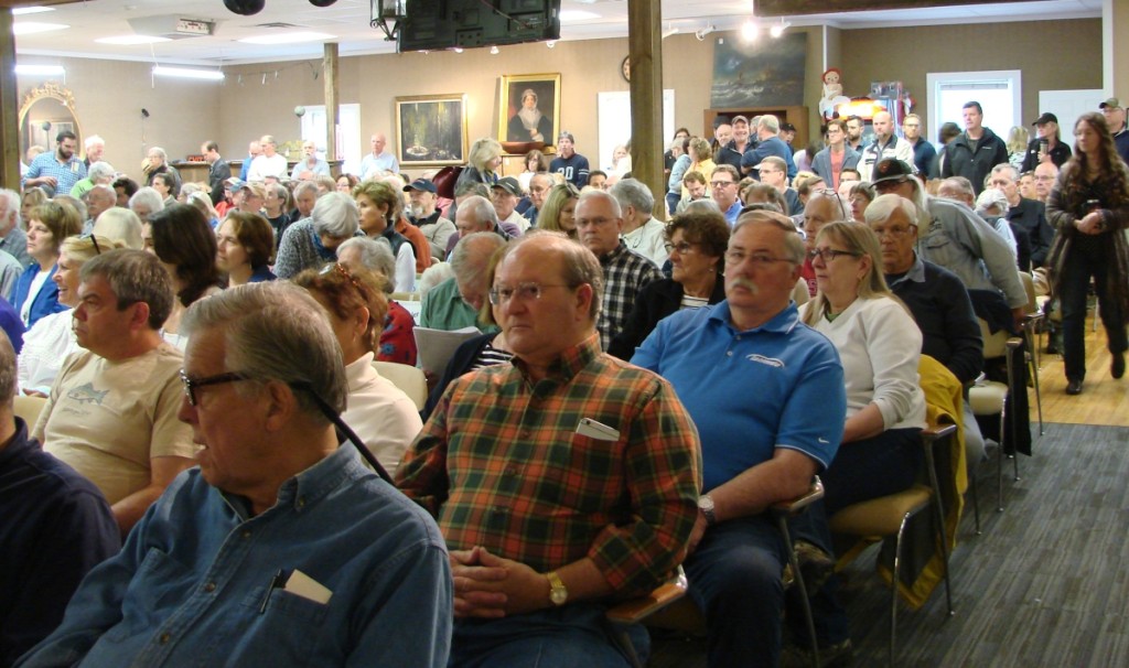 There were more than 400 people in the salesroom as the day got started. Many were standing. More than 563 bidder numbers had been given out.