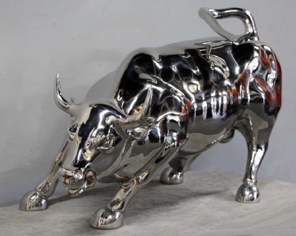 Running amok was Arturo Di Modica’s “Charging Bull” sculpture from a year 2000 edition of ten. The 25¼-inch-high polished steel bull found a flurry of interest, settling down in a new home for $25,000. Nelia Moore, Clarke’s fine arts specialist, called it an iconic piece of New York culture.