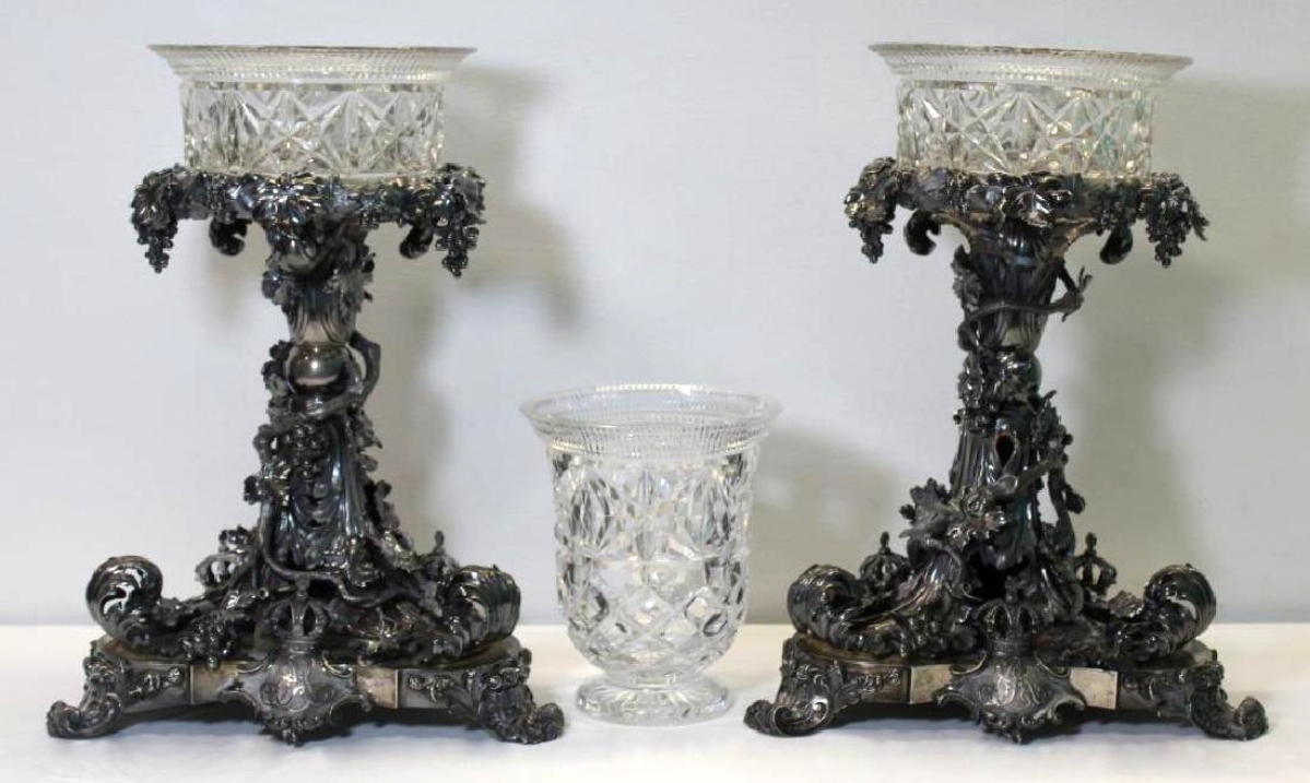 The top lot in the sale, this pair of silver center bowls was made in the workshop of London silversmiths John Mortimer and John Samuel Hunt. With exceptional detail, impressed royal insignias and overflowing foliate, the pair sold to the highest bidder at $26,250.