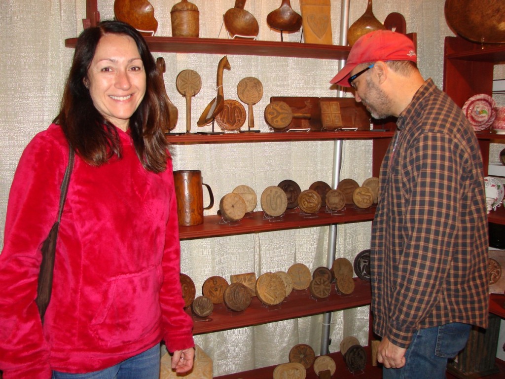 Larissa and Scott Cooper, collectors from Connecticut, were looking over the butter pats in John Rodgers’ booth.