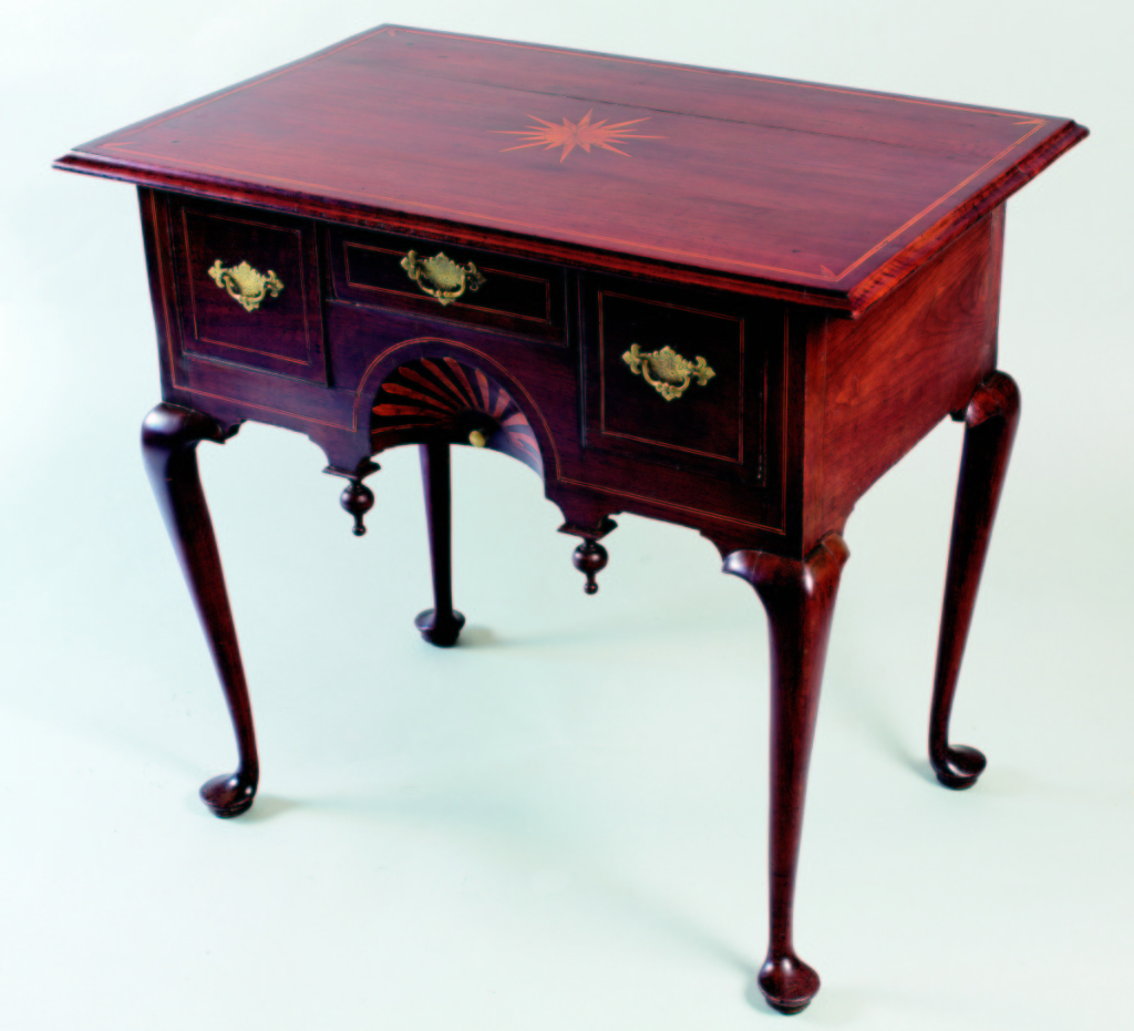 Queen Anne dressing table, Boston, circa 1735–40. Peter Eaton Antiques.