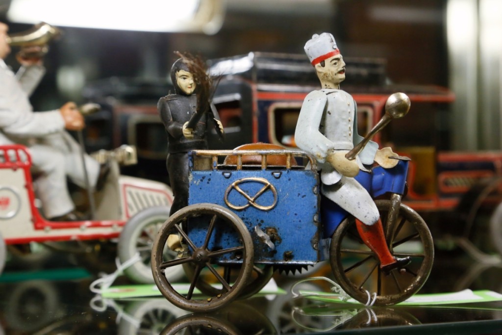 A Lehmann tin litho wind-up Baker and Sweep toy presents a fun subject, each donning the tool of their trade. With some general wear, it split the estimate, bringing $1,845.