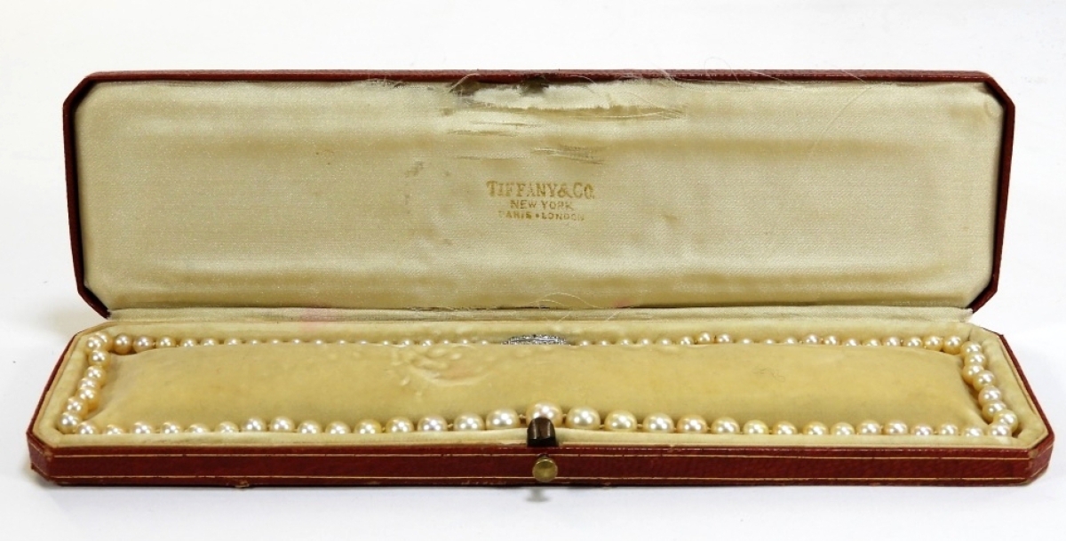 A set of pearls, Tiffany & Co., with a diamond and platinum clasp necklace, still retaining its original Tiffany gilt-decorated red Moroccan covered satin and velvet lined case, was offered midway through the auction. The necklace measured 17 inches long, and the pearls ranged from 7mm to 3.5mm. Estimate was $800–$1,200, but interest from the audience pushed the selling price to $10,625.