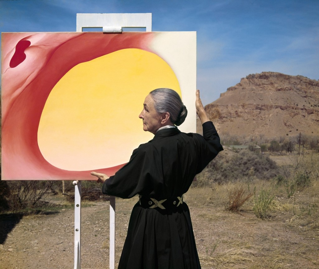 “Georgia O’Keeffe with Pelvis Series, Red with Yellow and the Desert” by Tony Vaccaro, 1960. Georgia O’Keeffe Museum, courtesy Tony Vaccaro Studio.