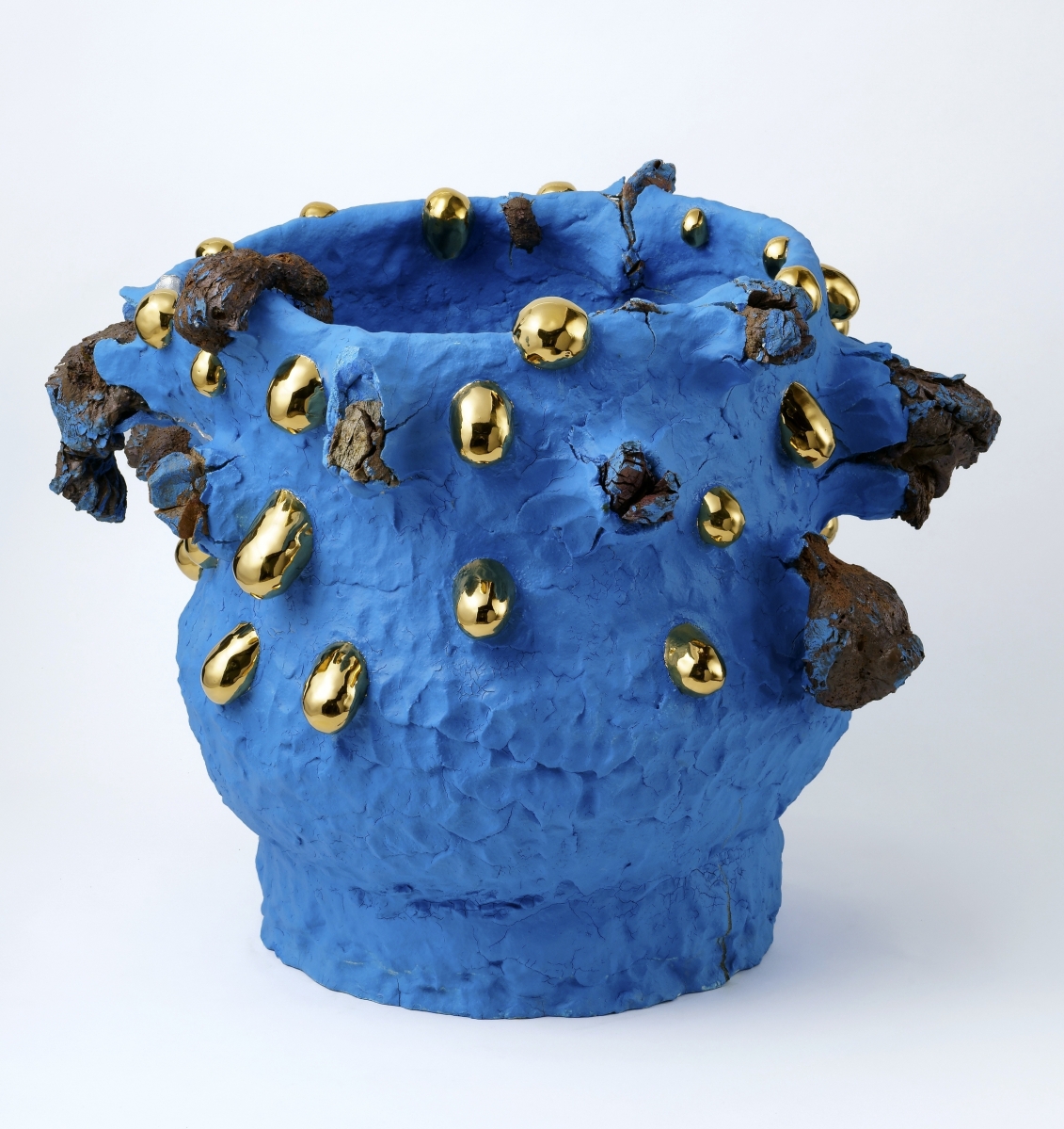 Untitled sculpture by Takuro Kuwata, 2016. Porcelain, stone, glaze, pigment, gold, lacquer; height 22-4/5 inches. Courtesy the artist, Salon 94, New York, and Alison Jacques Gallery.