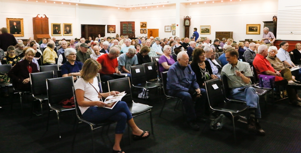 Just over 200 in-house bidders checked into the sale, packing in to nearly every seat available. When the seats ran out, a line of bidders formed around the perimeter in the back.