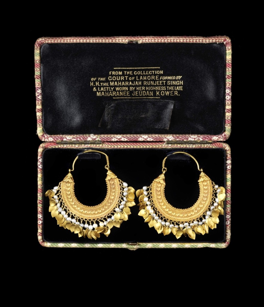 AB Bonhams gold pendent earrings