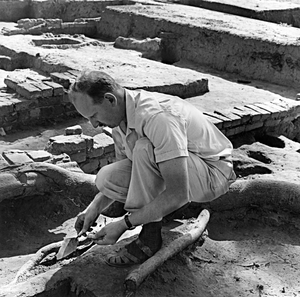 Ivor Noël Hume during excavations of Henry Wetherburn’s Tavern, 1965. Colonial Williamsburg Foundation photo.