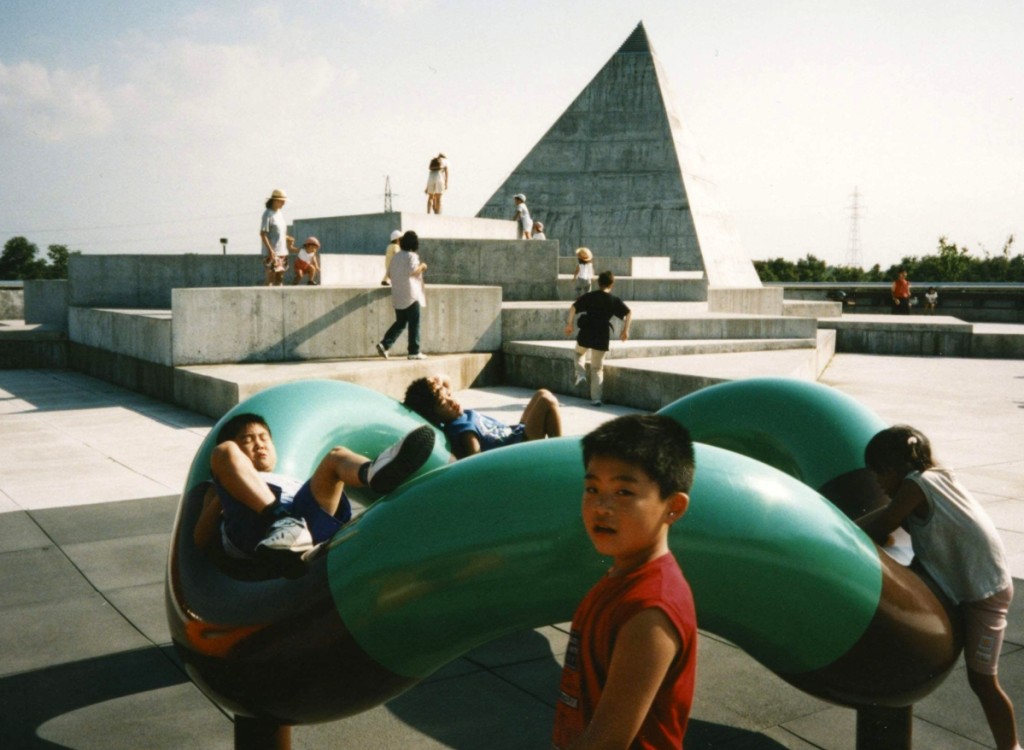 Moerenuma Park was completed in 2005, 17 years after the death of its designer Noguchi. “Play Sculpture” by Isamu Noguchi, Moerenuma Koen (Moerenuma Park) in Sapporo, Hokkaido, Japan, n.d. Photographer unknown. ©The Isamu Noguchi Foundation and Garden Museum, New York/Artists Rights Society (ARS), NY.