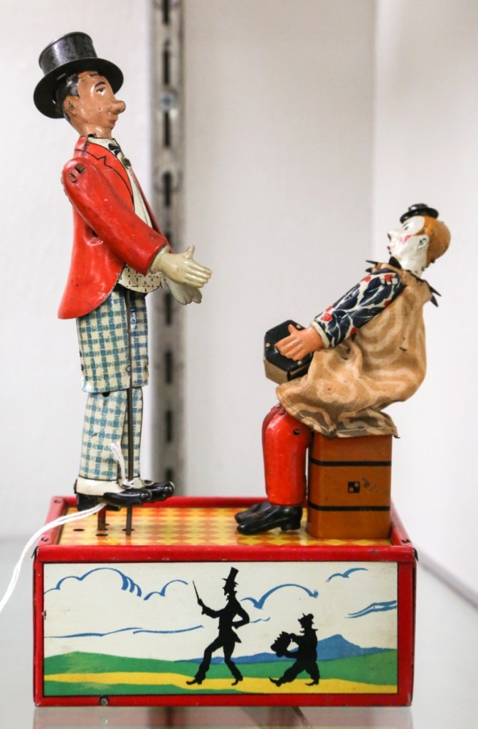 At $14,400, the top lot of the sale came in the form of this Lehmann Lo & Li toy from the Fubini collection. In pristine condition, RSL said this was “one of the rarest tin novelty toys to ever cross the auction block.”