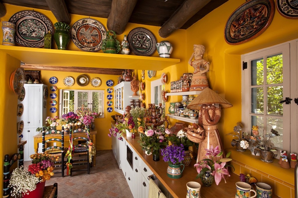 “As I collected, I began to imagine entire walls of plates. Today, I can’t remember living in a home without a plate wall,” says Espinar, whose kitchen, with plate borders, recalls the heyday of her popular Santa Fe store, The Clay Angel, now closed.