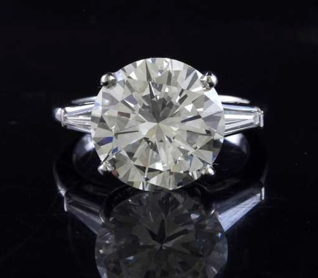 At $71,300, the second highest price of the day, was a platinum and diamond ring with a high-quality 6.39-carat diamond. It had GIA certification stating it was rated J for color and VS2 for clarity.