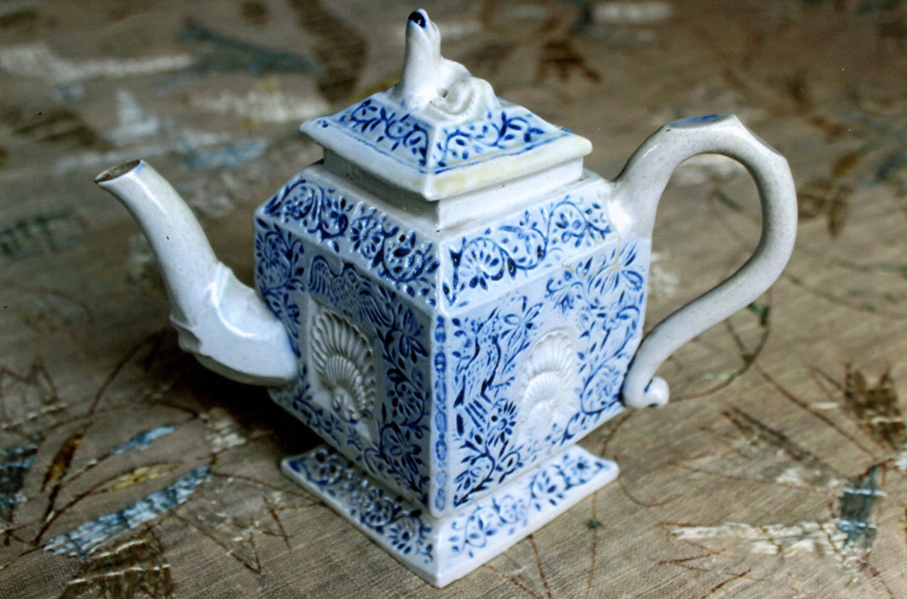 Stoneware blue and white teapot. 