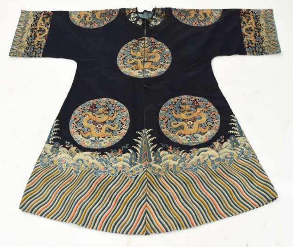 Smith promoted this circa 1780-1820 Chinese silk robe in all of the firm’s advertising. That got it in front of numerous interested buyers, resulting in it selling for more than four times its high estimate. The robe was a deep blue with nine dragon roundels, and it sold for $21,850, the second highest price of the day.