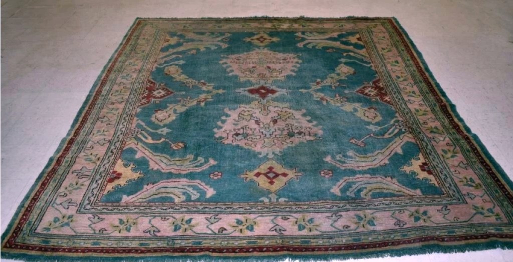 The top lot in the sale was this Oushak rug, measuring 9 feet by 7 feet 8 inches, that realized $1,680 ($600/900).