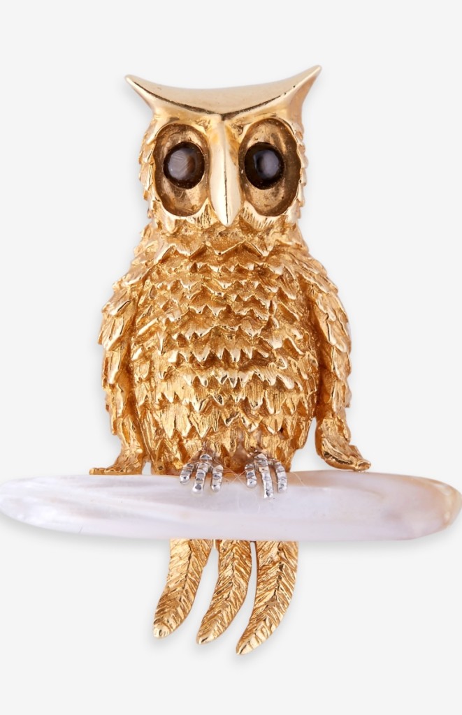 This owl-form 18K gold, star diamond and river pearl brooch by Van Cleef & Arpels realized $2,860, the highest price for jewelry ($1,5/2,000).
