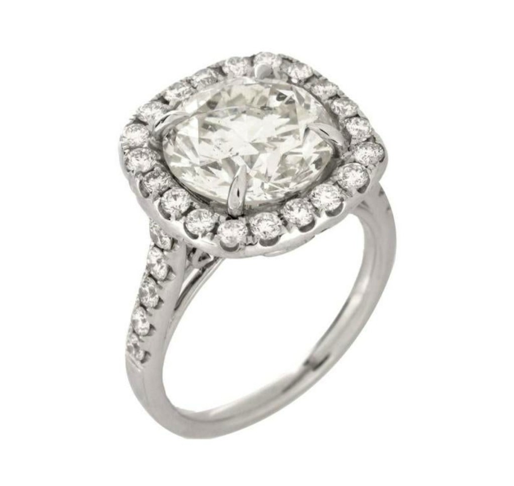 Sharing the top price realized in the sale was this diamond and 18K white gold engagement ring with a 4.28-carat round brilliant-cut diamond. Seven bids pushed the final price to $16,940, just shy of its $18/25,000 estimate.