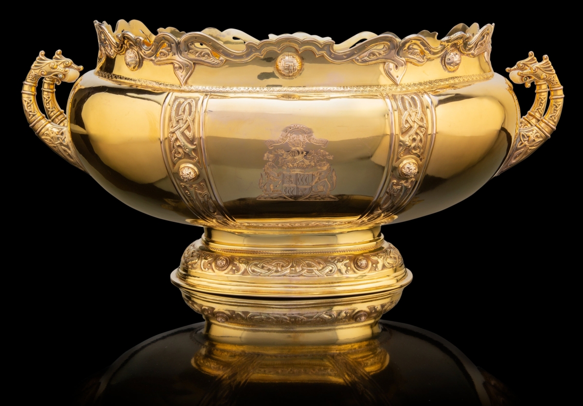 Leading the sale was this Rattray & Co., 9K gold center bowl, which was presented in 1931 to the Earl and Countess of Strathmore, parents to Elizabeth Bowes-Lyon, wife and Queen Consort to King George VI of England and the mother of Britain’s Queen Elizabeth II. It brought $60,000 after being chased by several bidders.