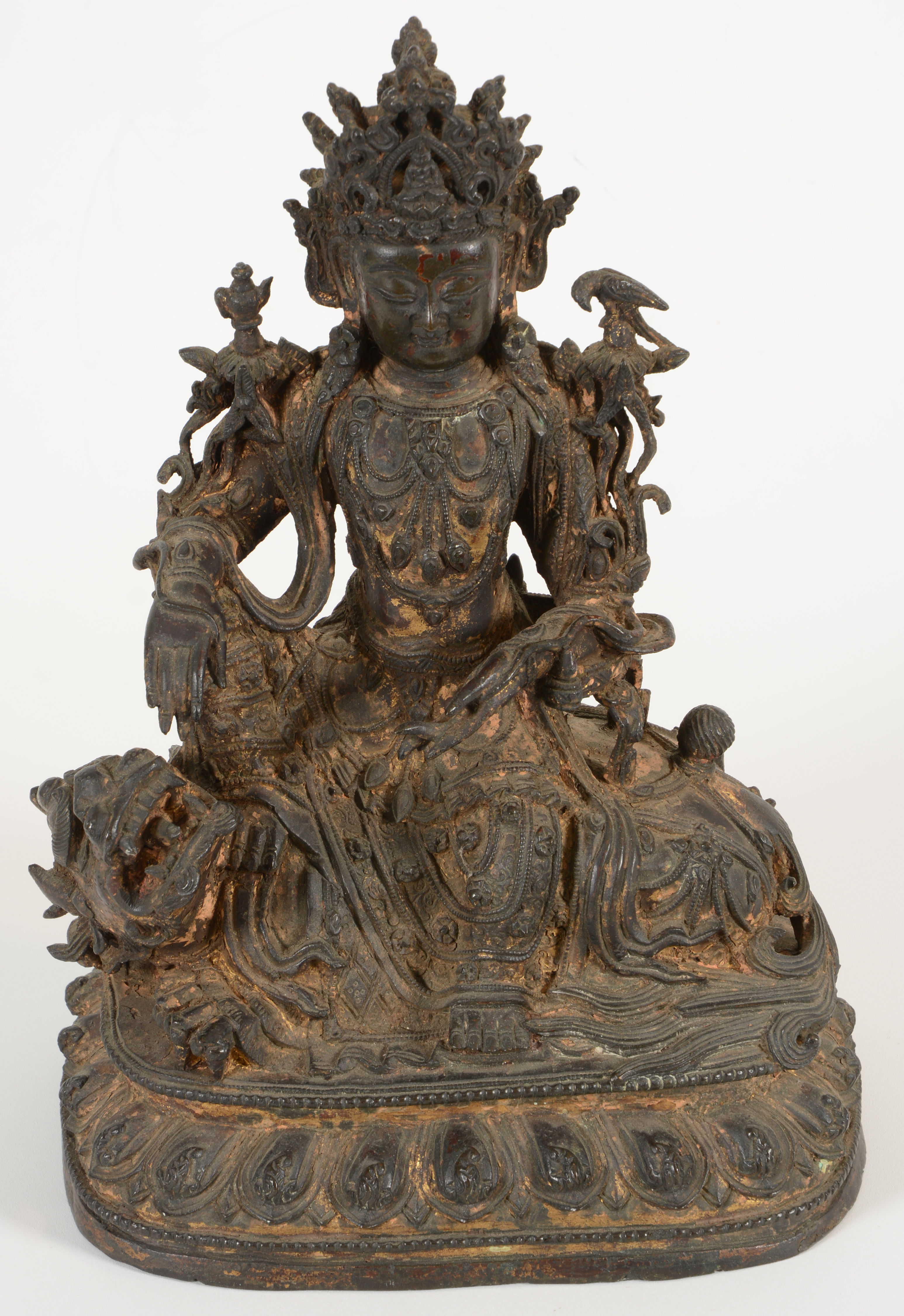 The sleeper and top lot of the sale was this Chinese Ming dynasty bronze figure of Manjushri in the “royal ease” mudra seat- ed on the back of a lion on a lotus base. It retained traces of gilding and realized $42,840 from a Chinese buyer ($1/1,500).