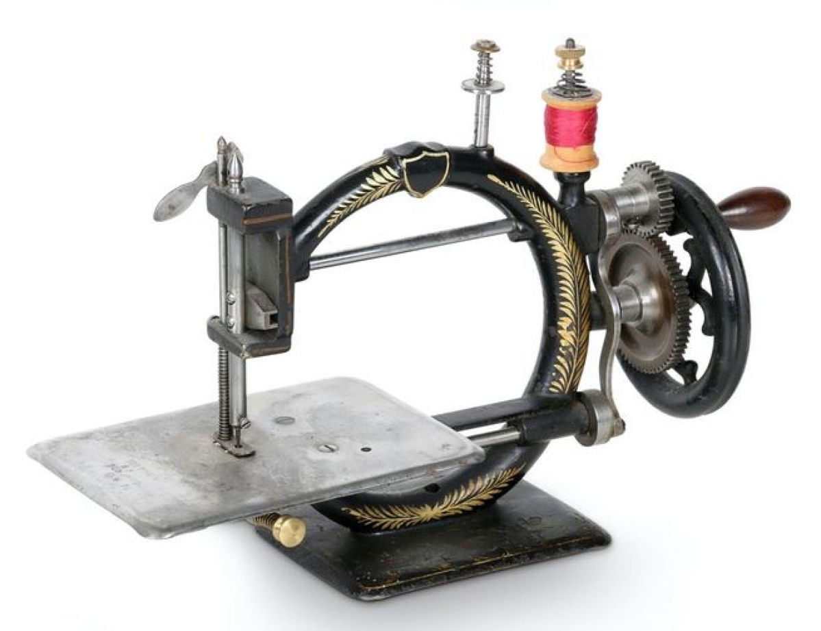 Bidders liked the circular design on this Victoria “Family” model from the 1880s. From The Victoria Sewing Machine Company in Toronto, it sold for $2,343 and led all of the sewing machines in the sale. Koenig collection.