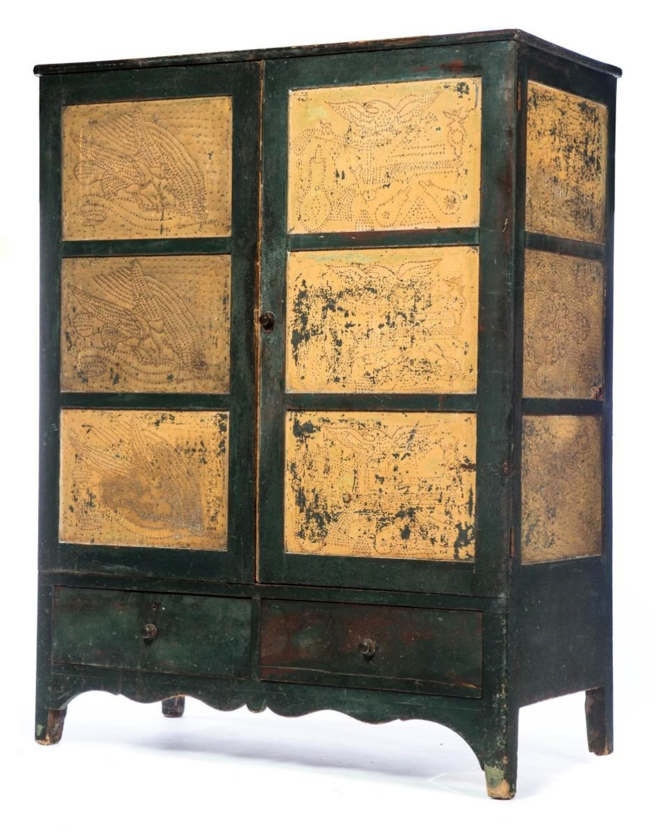 Leading the sale was this American Civil War-era pine pie safe in old green yellow paint with punched tin panels and decoration that featured eagles, banners, powder flasks and pistols. A trade buyer prevailed at $8,100 ($3/5,000).