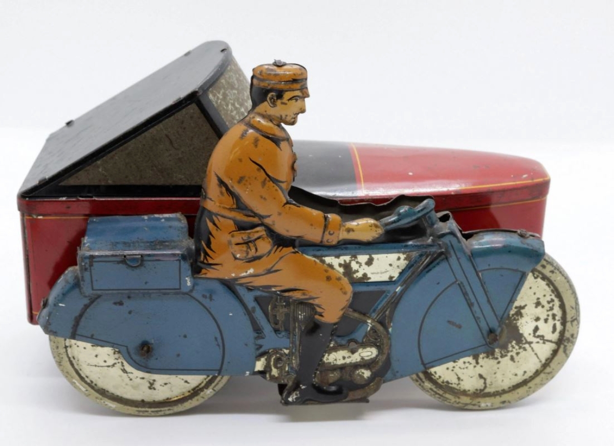 Motorcycle tins proved popular, as seen in the sale’s top lot, a circa 1925 motorcycle and sidecar biscuit tin that sold for $18,080. This 10-inch-long piece had provenance to Donald Kaufman and was produced for Gray Dunn & Co Ltd out of Glasgow.