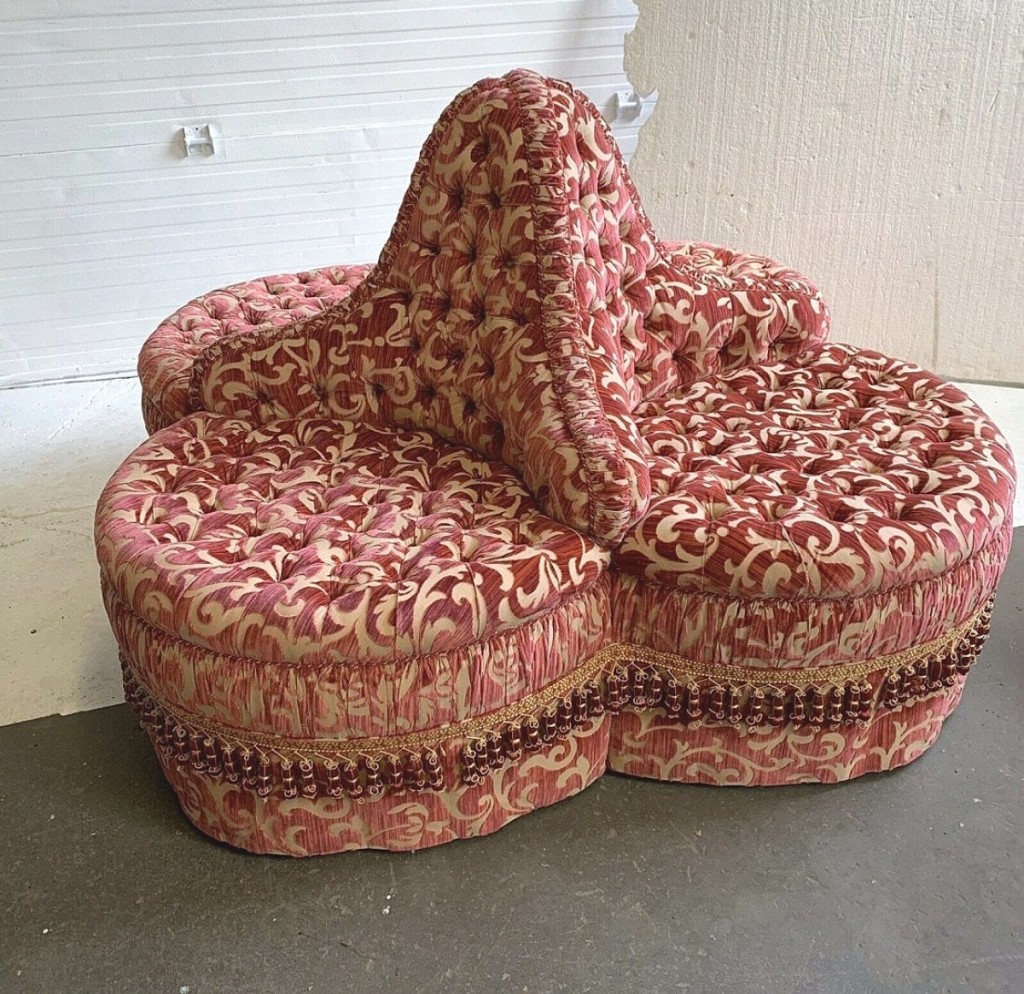 Leading the sale was this circa 1890 American Victorian Moorish-style circular hotel sofa that a private collector from Indiana snapped up for $1,800.
