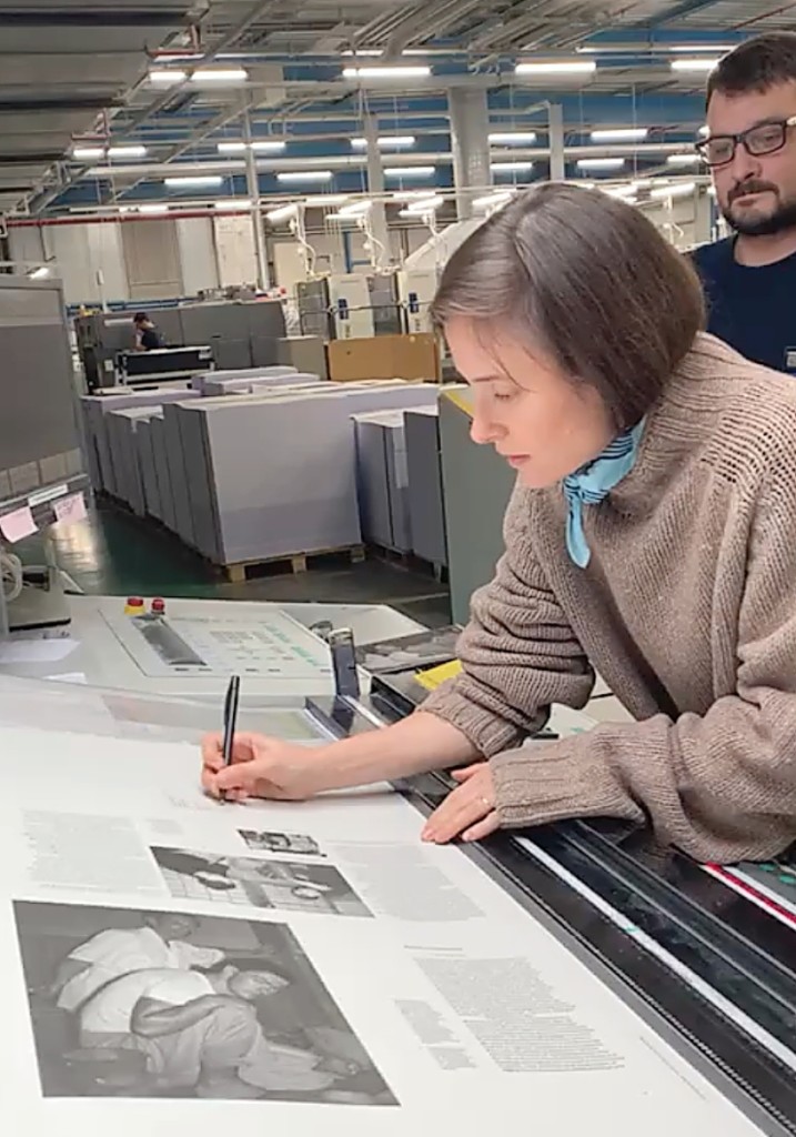 Mariah Nielson on press at die Keure for the JB Blunk book, 2020. Kajsa Stahl photo. ©JB Blunk Collection