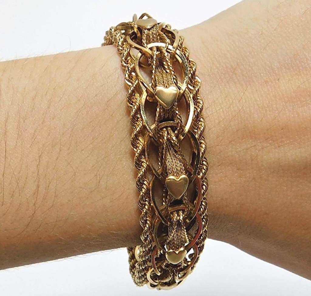 Travis Landry’s father was the buyer of this 45.4-gram 14K gold braided rope heart bracelet that had been offered a few times with every previous buyer failing to pay for it. With the price of gold so high, the estimate was actually raised and it made $1,625 ($1/2,000).