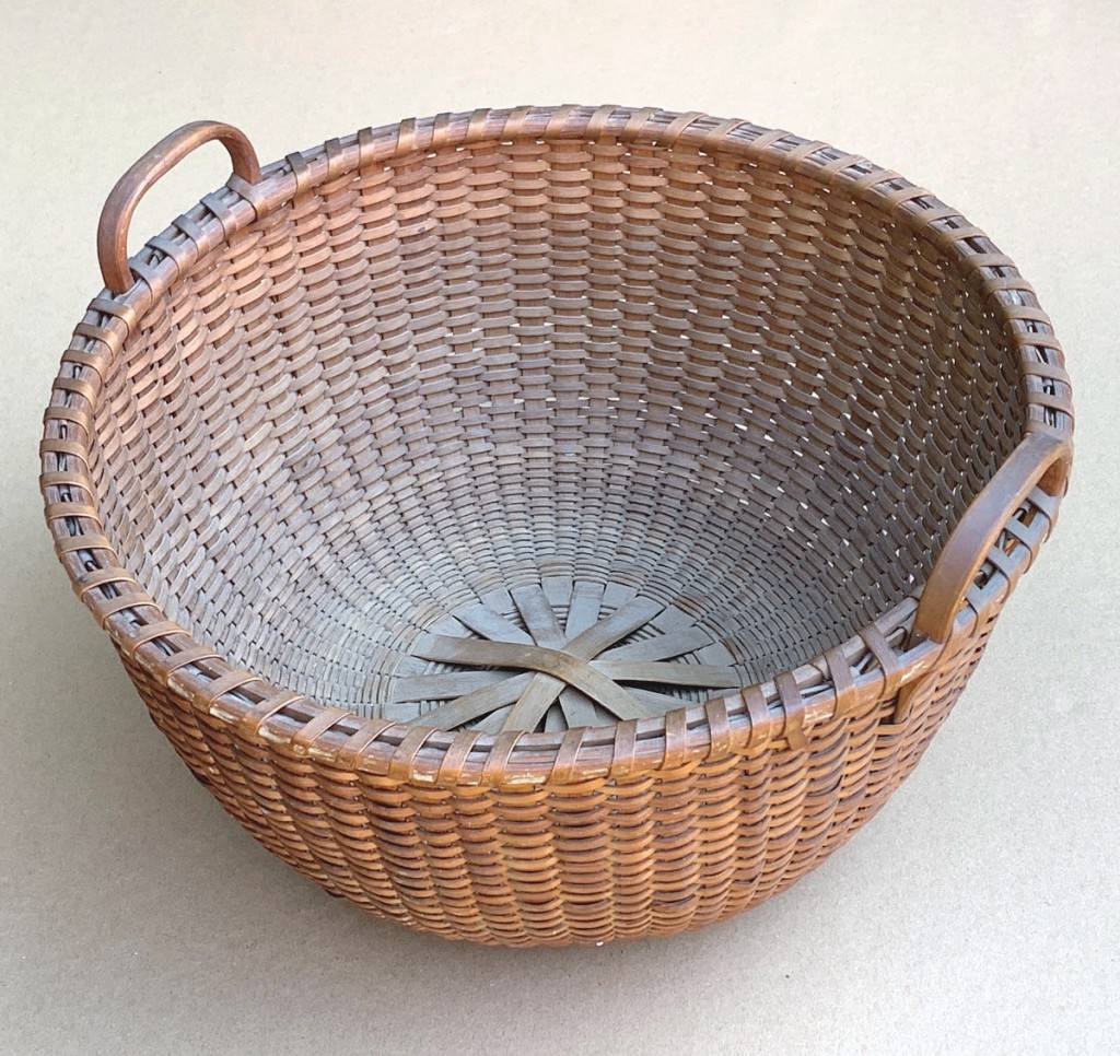 Steenburgh said bidder consensus on this basket amounted to a Shaker origin due to the flat rim. It was in pristine condition and it sold for $4,500.