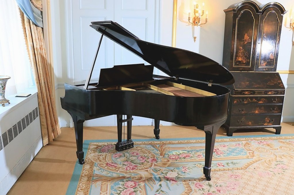 From the Saudi Arabian Suite, a Steinway Model M ebonized baby grand piano earned $27,500. When Saudi royal family members were staying at the hotel, they usually rented an additional 60 rooms for other members of their party. A Baldwin baby grand piano from the suite belonging to the Emir of Kuwait sold for $4,063.