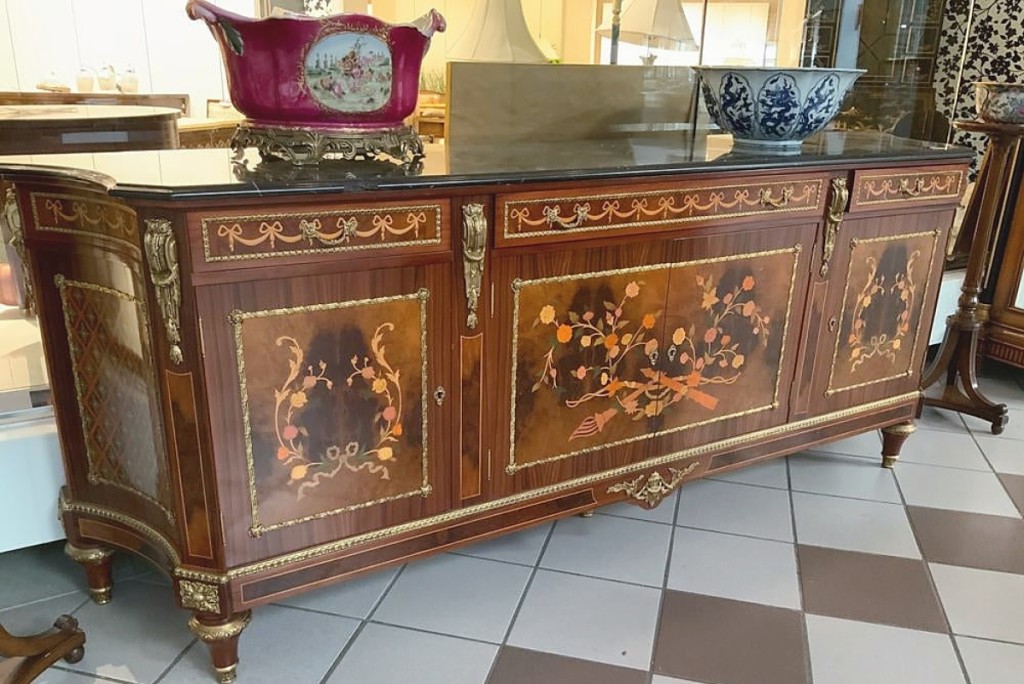 From the hotel’s Lexington Avenue entrance, this large heavily inlaid French sideboard with ormolu mounts realized $22,500.