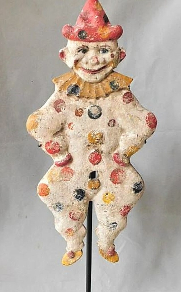 Selling for $2,940 was a “Colorful Clown” target, 20½ inches high, in a polka dot suit with collarette and red hat. It had nice old paint with attractive wear.