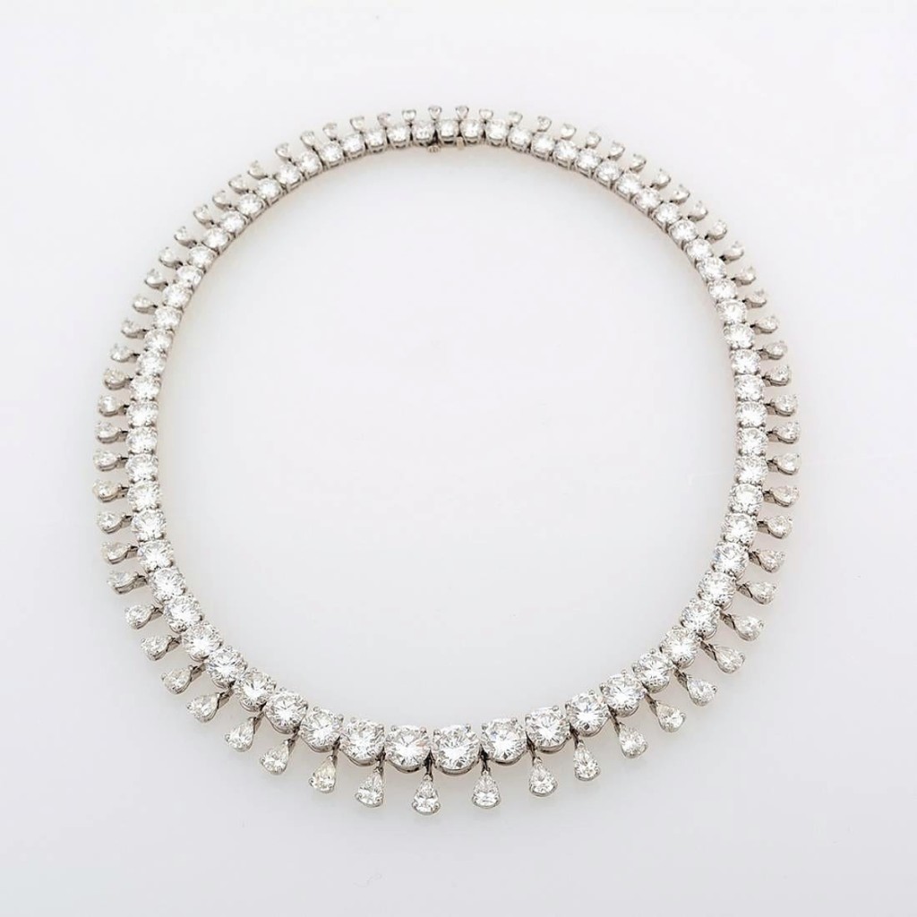 Topping jewelry lots was this diamond and platinum riviera fringe necklace that sported more than 54 carats of high-quality diamonds and had belonged to the Fleishhacker family of San Francisco. It sold to a local collector for $84,000 ($70/90,000).