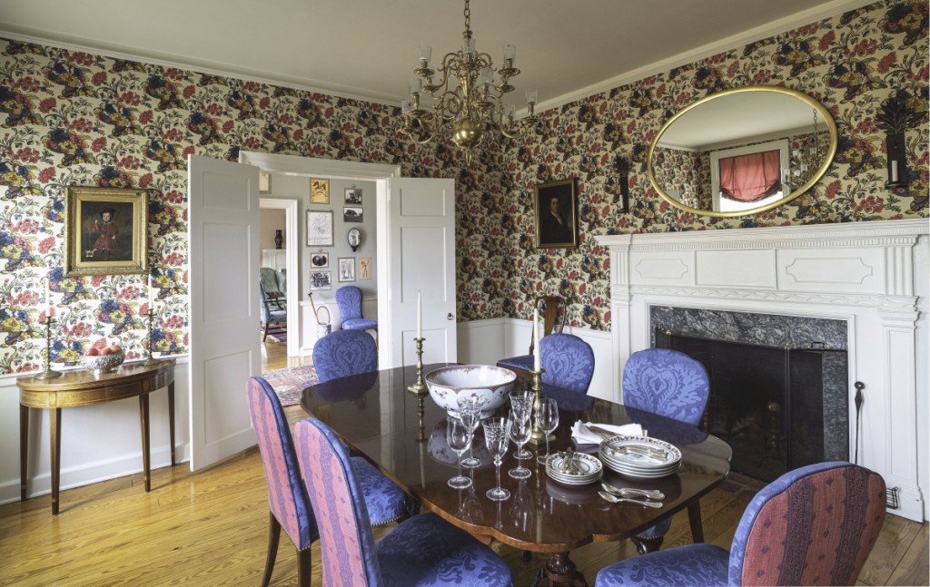 Jayne enlivened Chandler Farm’s dining room with a bright, historic print from Adelphi Paper Hangings and covered reproduction dining chairs with printed linen in contrasting shades of cobalt and raspberry. Photo James Schneck.