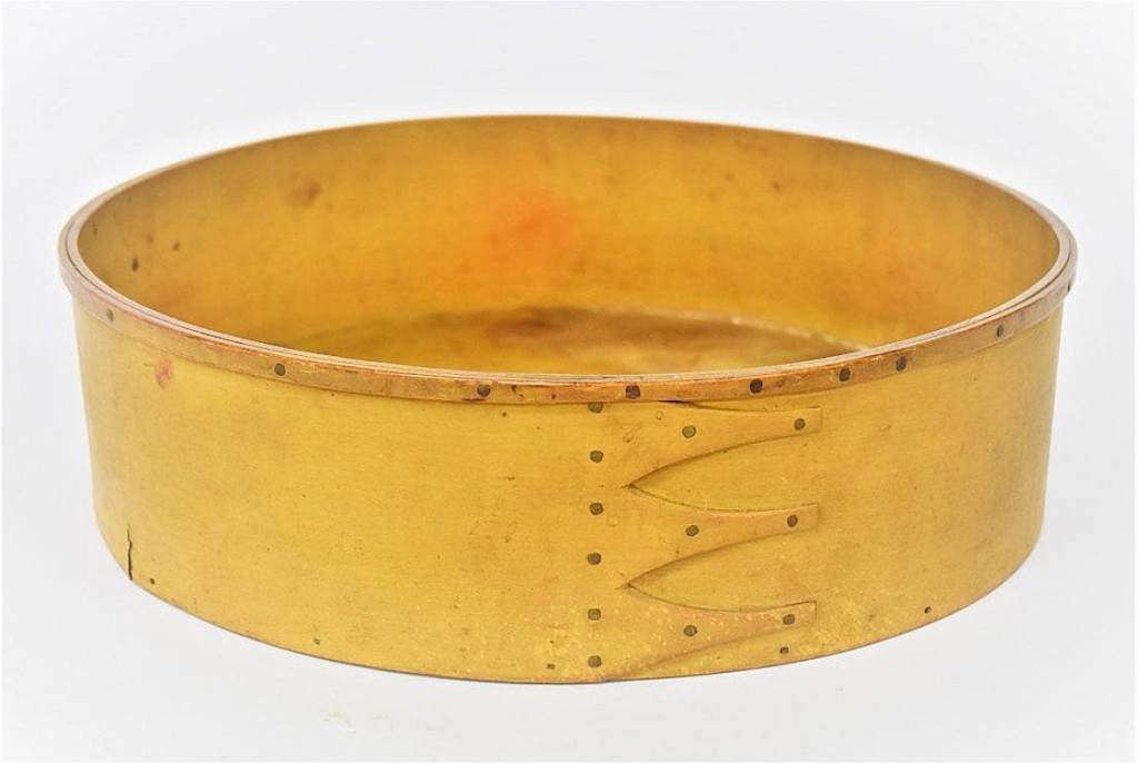 This Shaker measure filled up with interest to $9,075. With three fingers, original lip band and a mustard yellow color, the circular box measured 13¾ inches diameter.